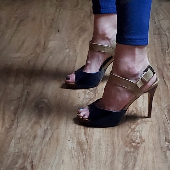 Size 7 intaglia heels - Picture 4 of 10